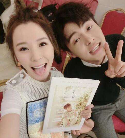 其实,黄雅莉在今年6月24日时就曾在某社交平台小号上晒出她与王皓一起