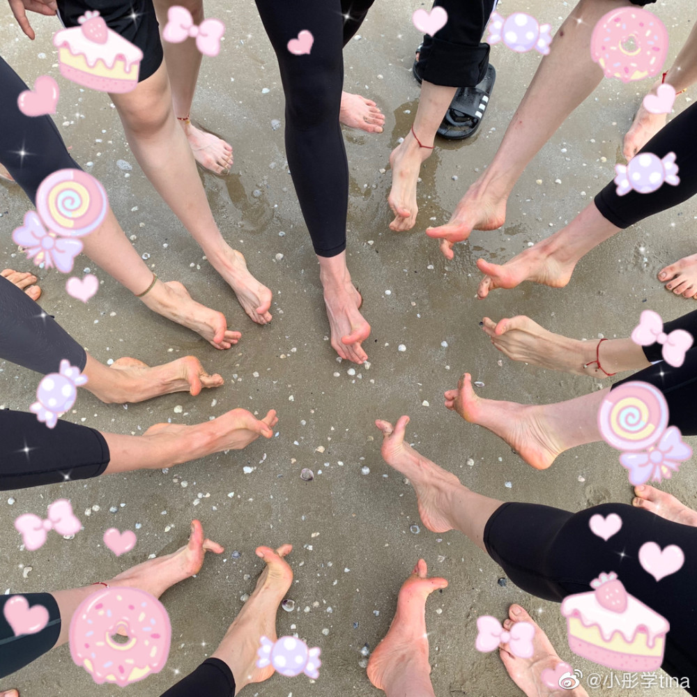 女排名将晒全队15只脚!