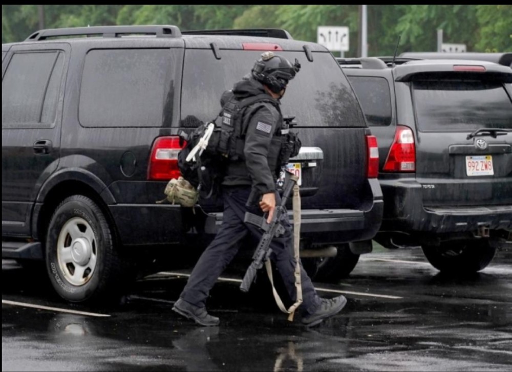 美国警方与武装人员持枪对峙