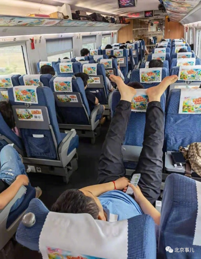 北京至上海高铁一男子光脚搭乘客椅背上,遇这样的咋办