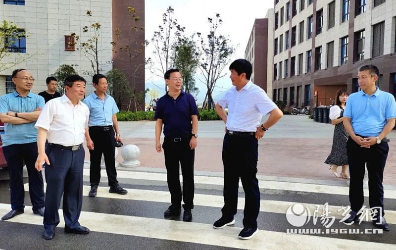 在商州区高级中学项目现场,陈泽勇详细查看了项目进展.