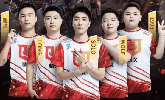 情久战队首秀,wolf一个暖心举动,1988洒泪直播间.