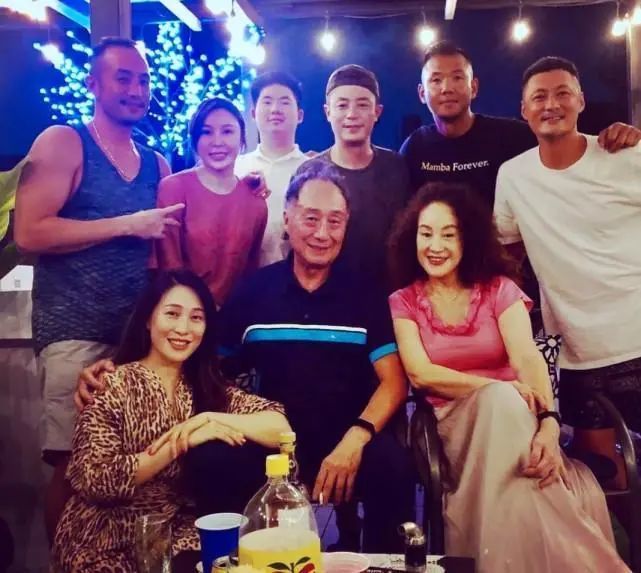 太突然了！霍建华带女儿聚会，陈建州拍照曝光小海豚正脸，和妈妈一模一样
