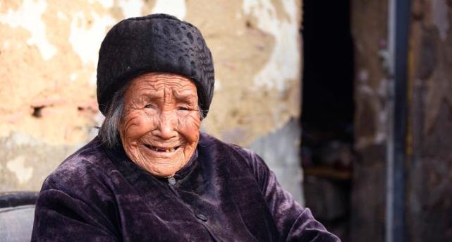 75岁老人哭诉:长寿没好处,宁愿早死也不愿久活