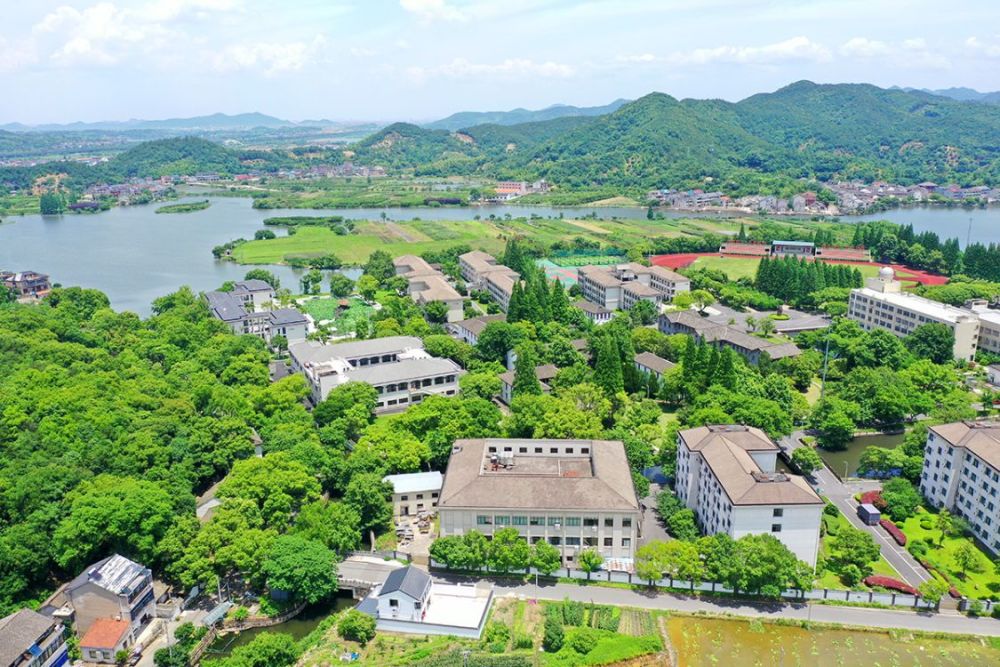 绍兴白马湖湖畔春晖中学曾经大咖云集享誉全国