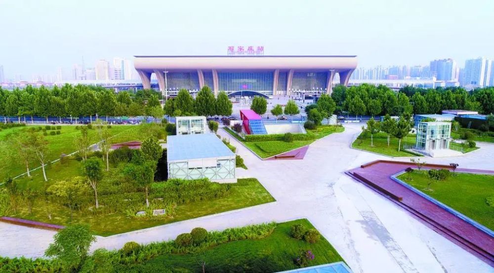 7月4日,综合整治后的火车站东广场整洁亮丽.
