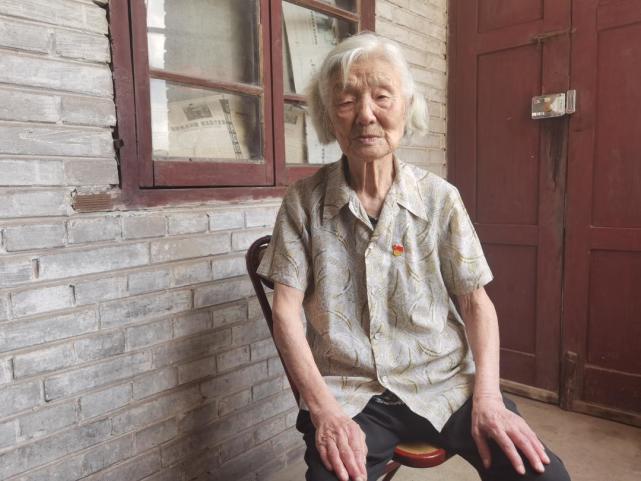 张义祥是四川内江市东兴区椑木镇人,从15岁起教书育人,解放后曾参加过