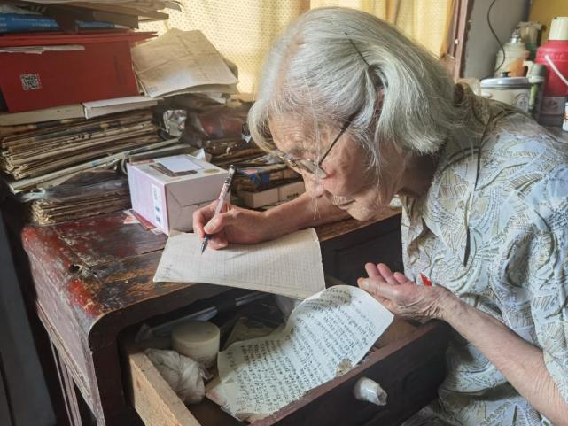 她将学生视为自己的孩子,深受学生爱戴,大家都亲切地喊她"张妈妈".