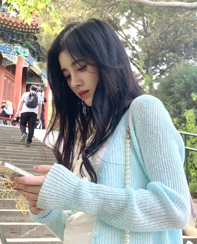 鞠婧祎晒库存美照,留齐刘海被夸甜妹,膝盖上的伤疤却惹人心疼