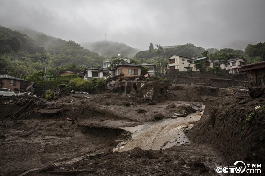 日本热海市泥石流灾后救援艰难进行