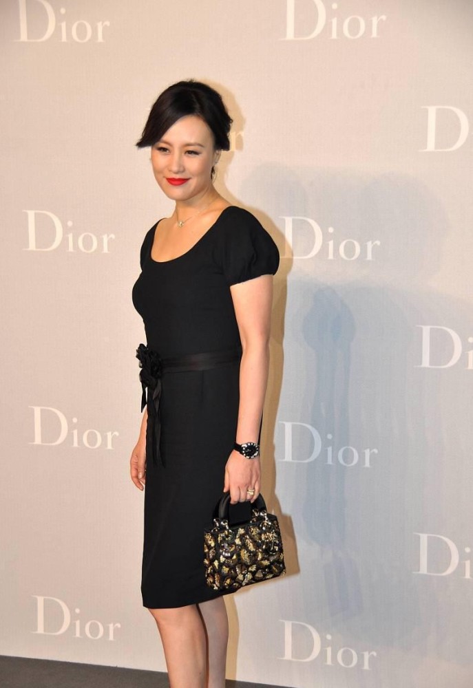 邬君梅气度高级有国际范穿精致礼裙秀身材可惜腋下赘肉挺明显