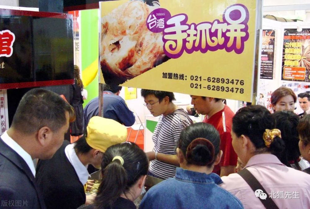 老大爷摆摊卖手抓饼利用一个鸡蛋月盈利8万元可复制