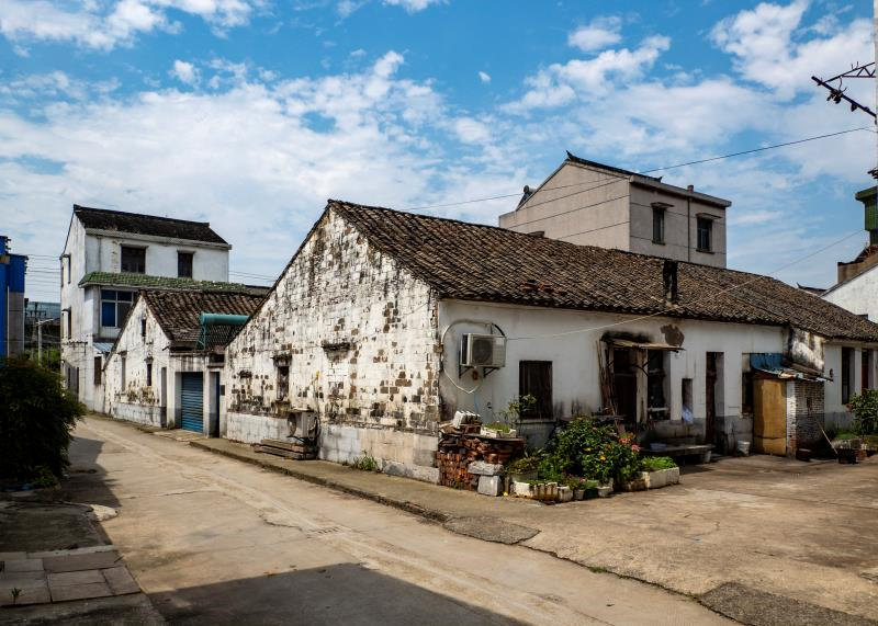 古名白塔里,位于郑陆之南,东青之北,草塘浜之西,属武进郑陆镇董墅村委