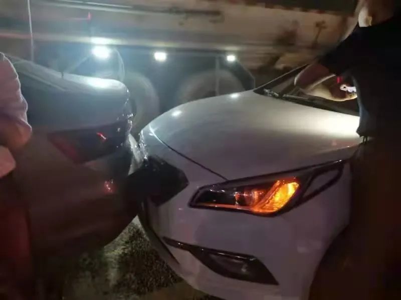 碰瓷?前车"追尾"后车酿事故,竟是因为