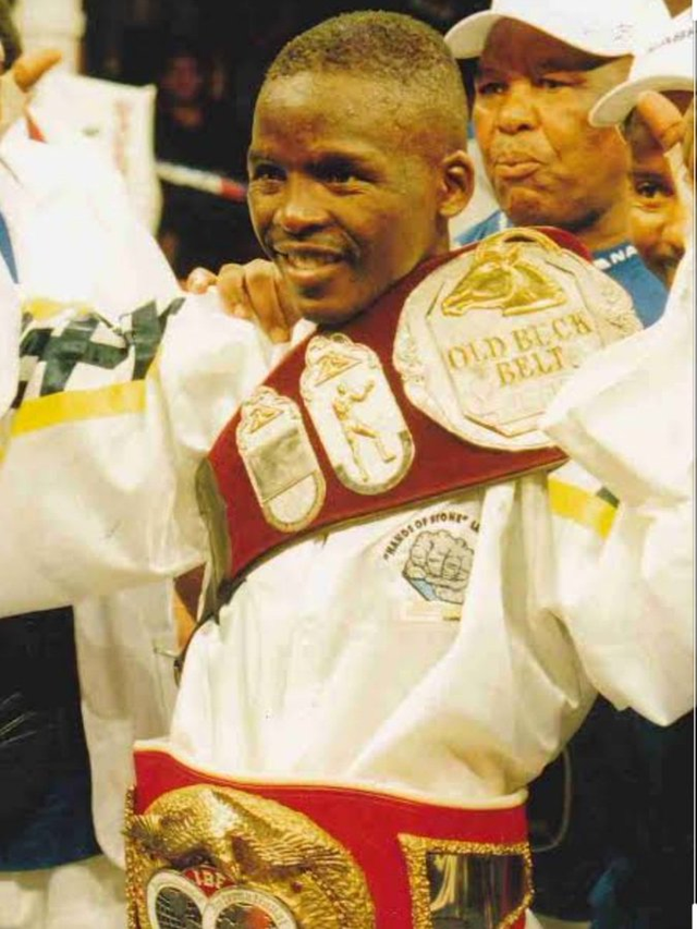 其中在1999年12回合击败前拳王美国的迈克尔·约翰逊,夺得空缺的ibf超