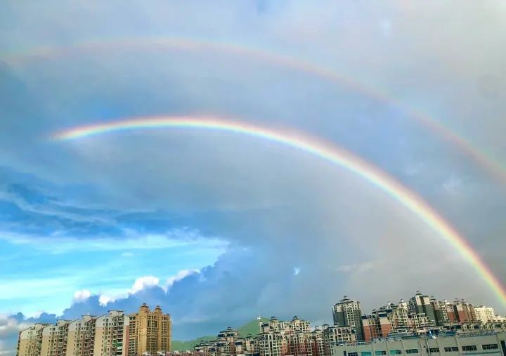 超大双彩虹!珠海今早的天空,太美!