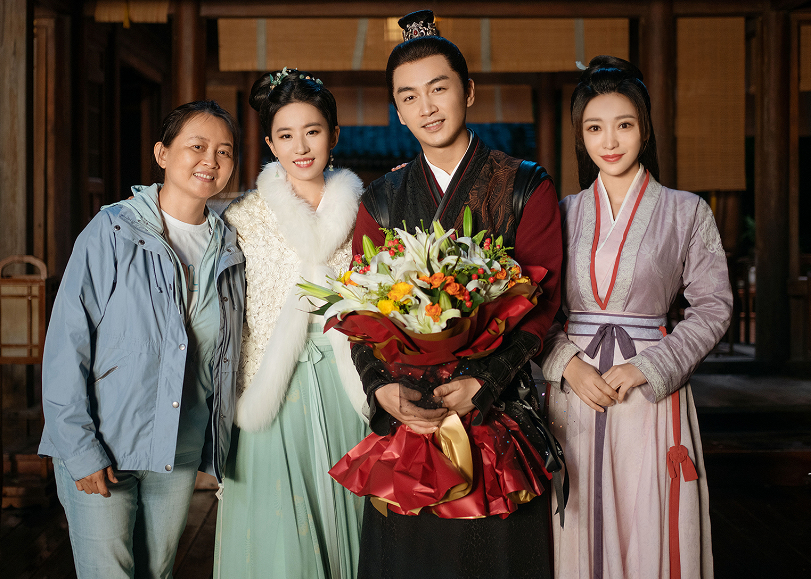 《梦华录》杀青!刘亦菲柳岩林允合照释出,"天仙"站位看出人缘