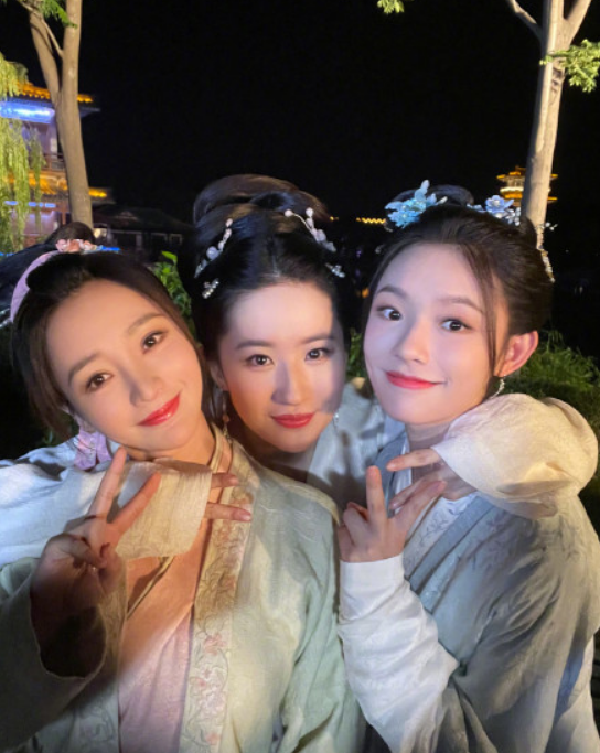 梦华录杀青柳岩晒与刘亦菲林允合照美女同框超养眼