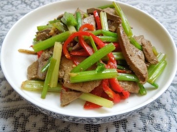 芹菜炒猪肝,一道美味又营养的养气补血菜