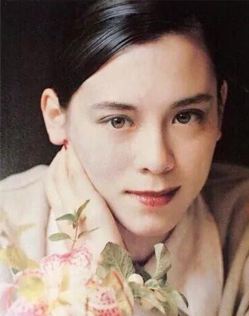 弥留之际的周天娜,虽然憔悴,但仍能看出优雅的风姿 可见,对于美人.