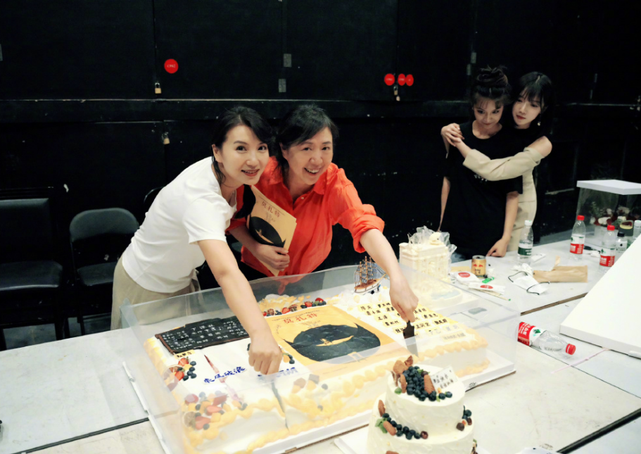 职称风波后陈好晒与学生毕业合照,与学生打成一片,不显年龄差_腾讯