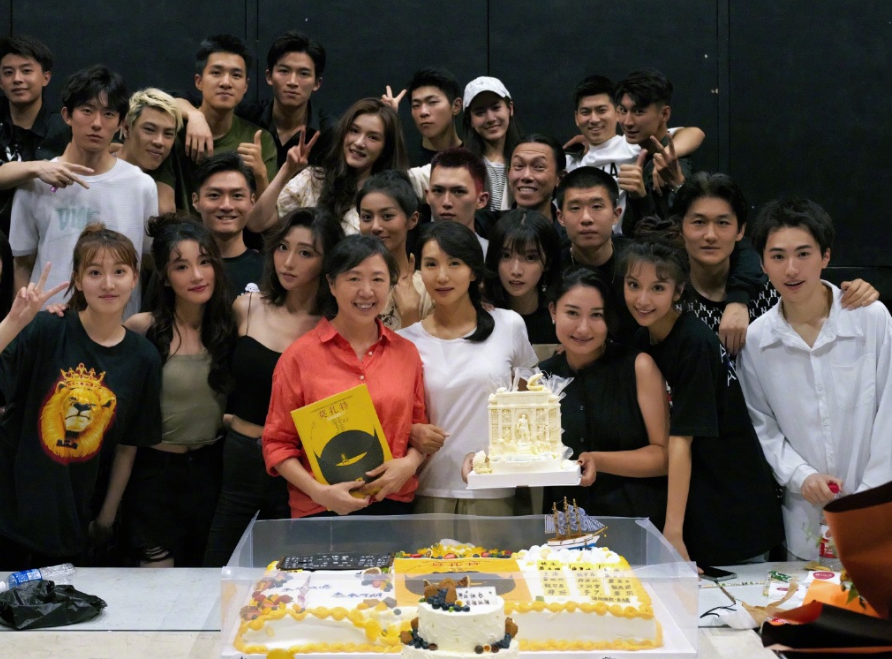 职称风波后陈好晒与学生毕业合照与学生打成一片不显年龄差