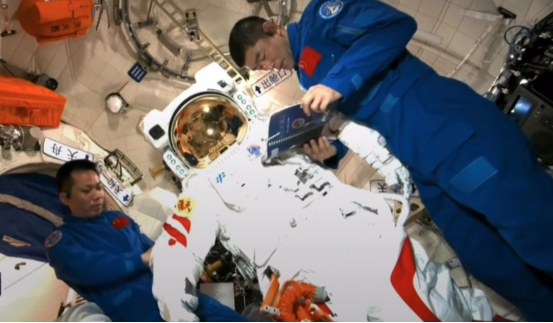 刘伯明出舱反应太可爱!三个字直冲热搜,网友模仿外星人:嘎哈?