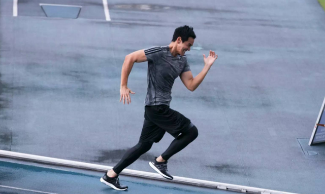 彭于晏街头骑车肌肉抢镜曾为电影减掉32斤现在男神又壮回来了