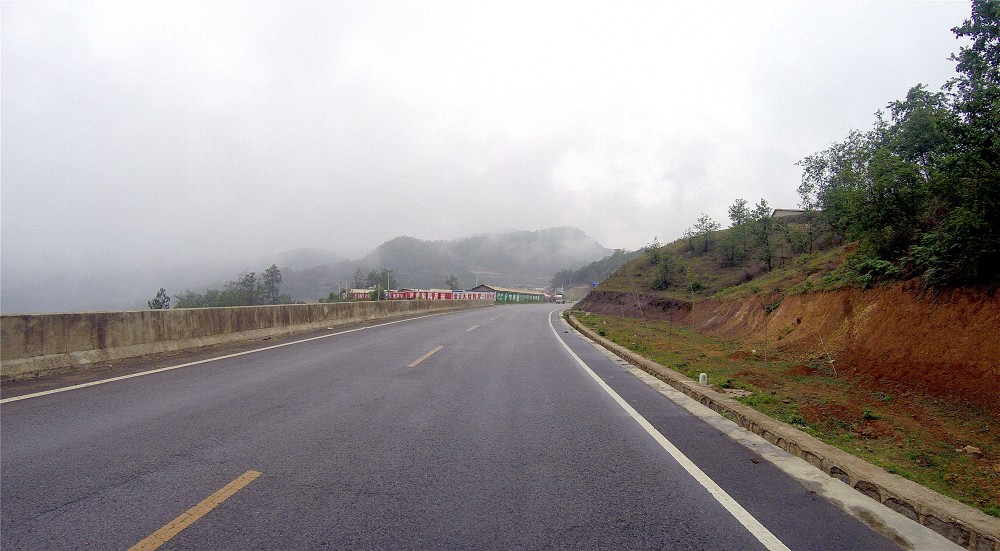 在一个小路口右转驶上了g245国道禄大路,国道的路况非常好,雨还在下