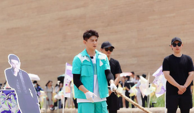 有时录制综艺也有要用到替身的地方,日前吴奇隆疑似在录制综艺节目时