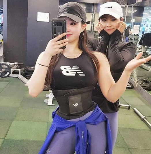 韩国健身姐妹花,两人身姿挺拔,网友更喜欢姐姐