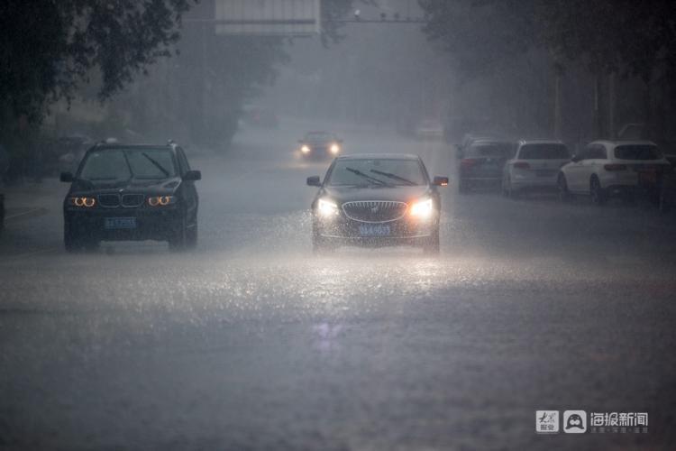 7月5日下午,济南突降大雨,路上车辆驶过的地方都能激起不小的水花.