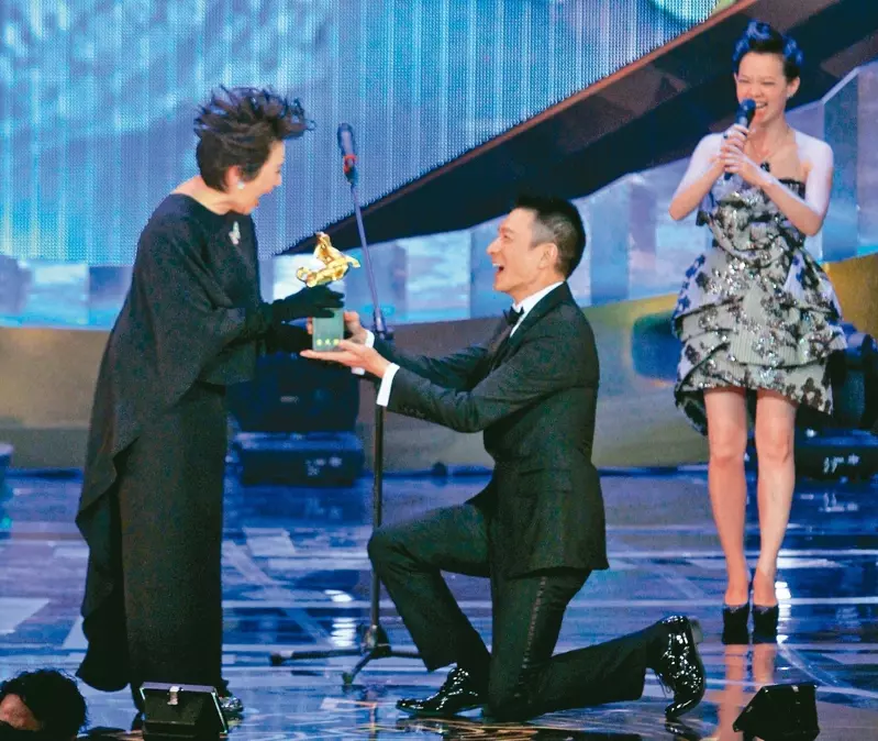 刘德华谦卑下跪4次 网友:难怪会红40年