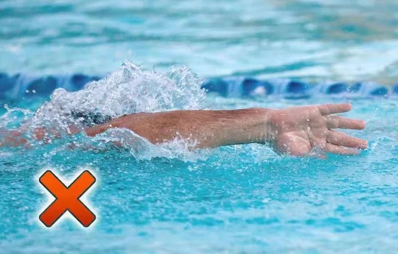 自由泳:造成肩膀损伤的错误动作_腾讯新闻
