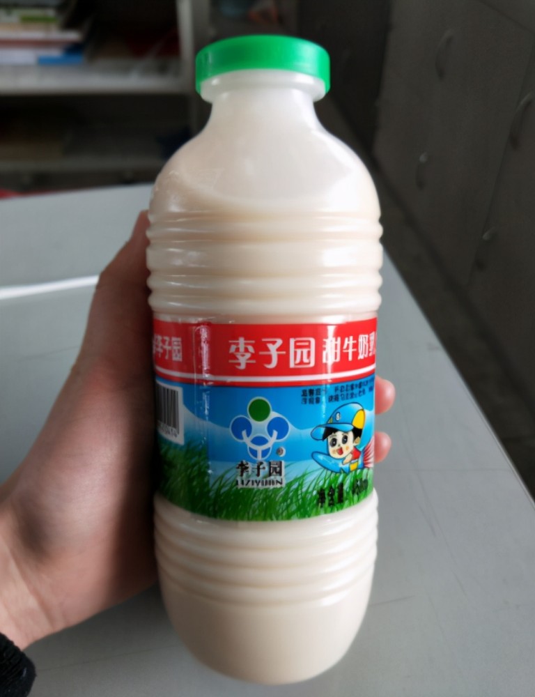 第1种就是李子园,它是一款牛奶风味的饮品,虽然没有纯牛奶营养成分高