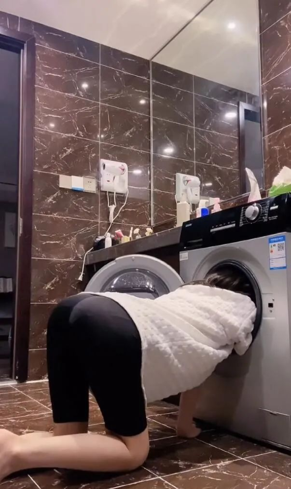 我的合租女室友卡在洗衣机里了