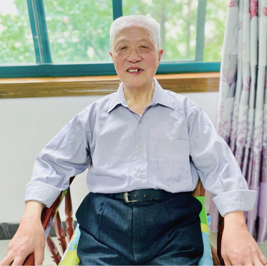 晚霞映初心在党的培养下成长奉献不止写忠诚