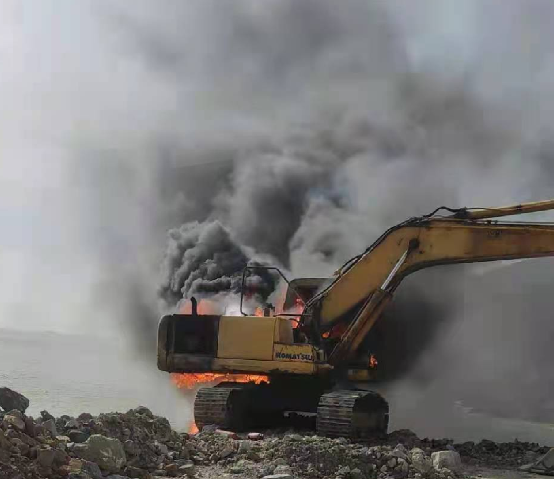 岱山一挖机起火|夏季炎热,谨防汽车自燃自爆_腾讯新闻