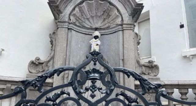 比利时小于廉铜像着装庆祝哈萨克斯坦独立30周年|布鲁塞尔|雕像|小于