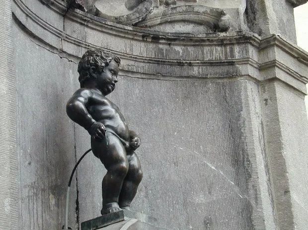 比利时小于廉铜像着装庆祝哈萨克斯坦独立30周年