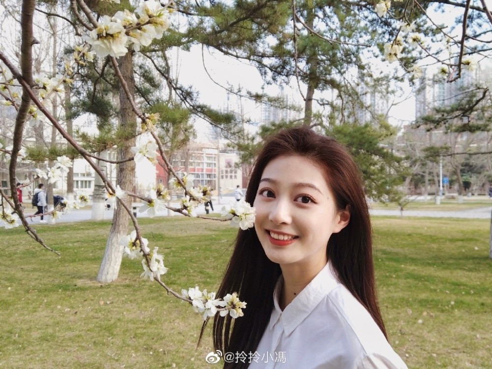 出现在文艺汇演上的领诵员冯琳,会是下一个王冰冰吗?_腾讯新闻