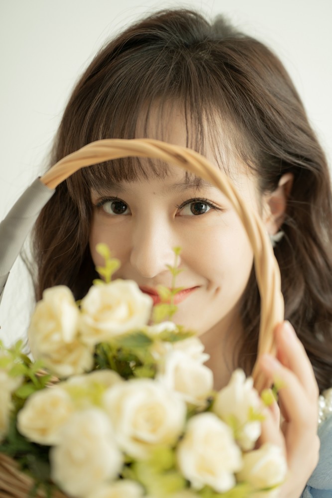 王歆霆清新水色连衣裙写真 手捧花蓝干净纯粹