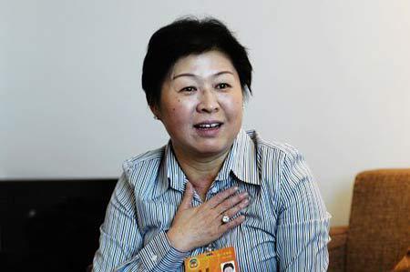 一代纸业女王:靠着"废纸回收"发家致富,成了我国第一位女首富