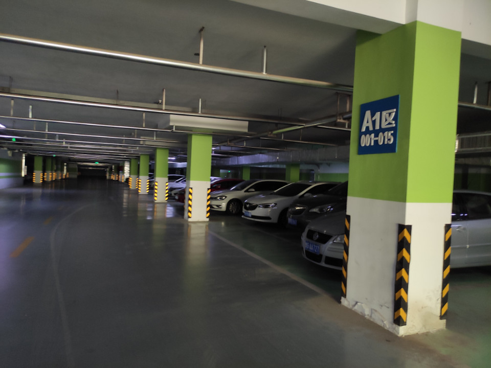 5日上午,在奎文区明德学校,记者看到学校两万余平米的停车场还在"装扮