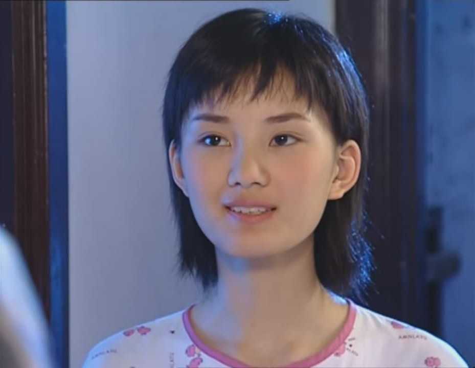 电视剧《红苹果乐园》剧照严天野和家里关系不好,母亲病逝后,父亲"无