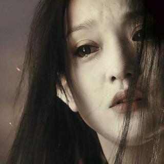 剧照周迅在《大明宫词》中饰演少年太平在人群中寻人,揭开昆仑奴面具