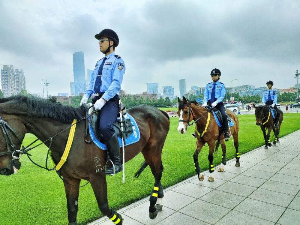 大连骑警人民广场亮丽的风景线
