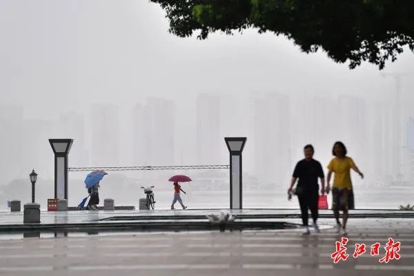 武汉市民从容应对强对流天气 未来三天以多云为主 腾讯新闻