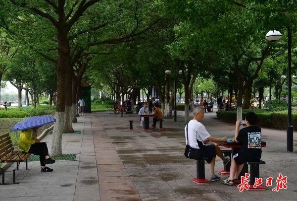 武汉市民从容应对强对流天气 未来三天以多云为主 腾讯新闻