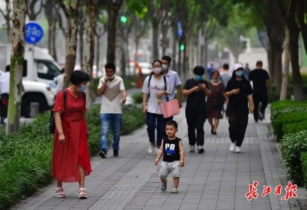 武汉市民从容应对强对流天气 未来三天以多云为主 腾讯新闻